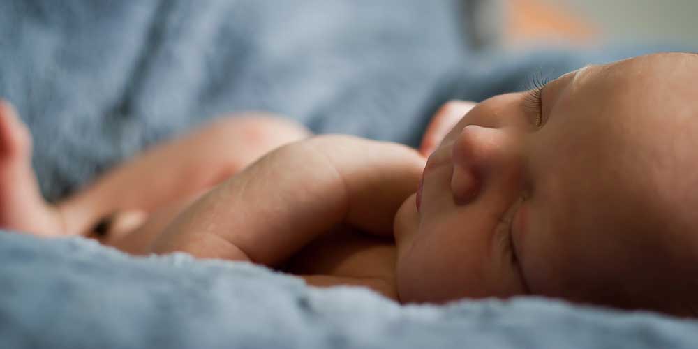 Безопасна позиция за сън на бебето